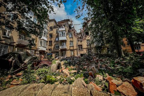 In Sumy, rescuers eliminate the consequences of an enemy attack on the central part of the city