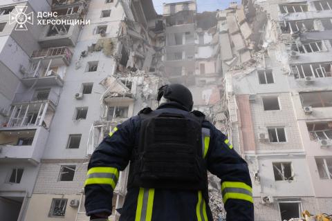 russian Airstrike on Kherson: Residential Building Hit, Rescuers Search for Survivors