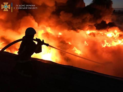 In Sumy rescuers extinguished a large-scale fire in a warehouse building caused by enemy shelling