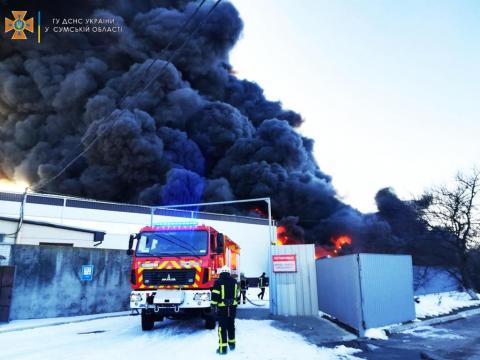 In Sumy rescuers extinguished a large-scale fire in a warehouse building caused by enemy shelling