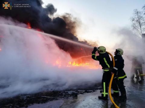 In Sumy rescuers extinguished a large-scale fire in a warehouse building caused by enemy shelling