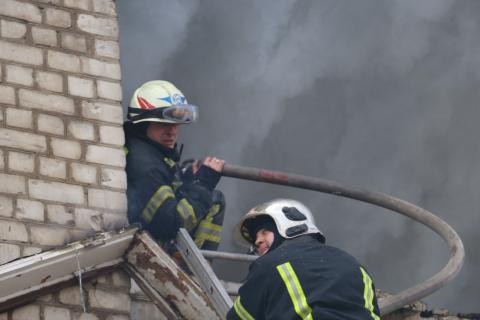 Kharkiv rescuers put out a large-scale fire after enemy fire
