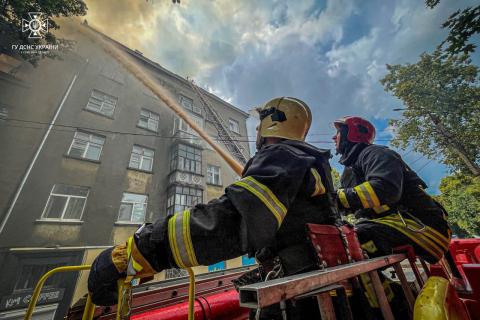 In Sumy, rescuers eliminate the consequences of an enemy attack on the central part of the city