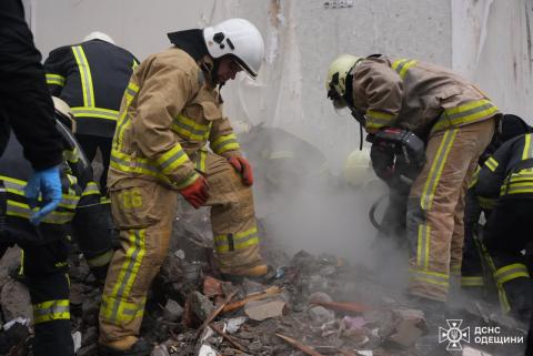 Odesa. The liquidation of the consequences of an enemy attack on a residential building is ongoing.