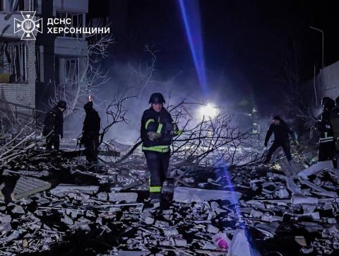 russian Airstrike on Kherson: Residential Building Hit, Rescuers Search for Survivors