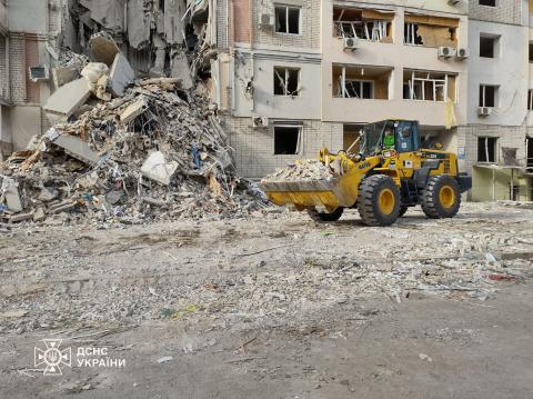 russian Airstrike on Kherson: Residential Building Hit, Rescuers Search for Survivors