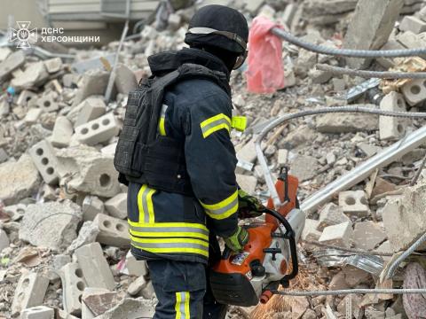russian Airstrike on Kherson: Residential Building Hit, Rescuers Search for Survivors